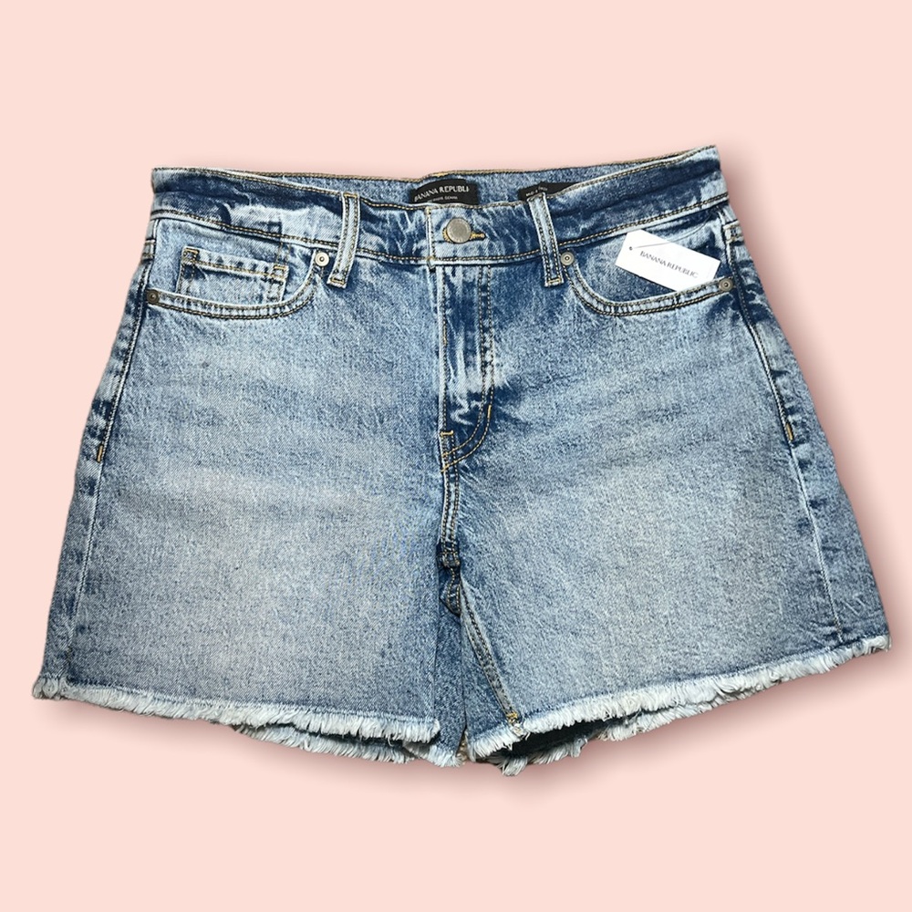 Mid rise with a straight fit through the hip and thigh. Size 26 petite.